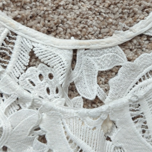 3/$20 White Floral Eyelet Lace Crop Top Size Medium - Picture 7 of 7